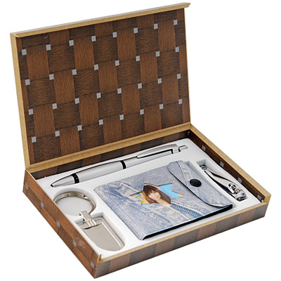 Подарочный набор: ручка, брелок, щипчики, блокнот Подарочный набор Zebra Sun Ltd 2010 г ; Упаковка: коробка инфо 6636h.